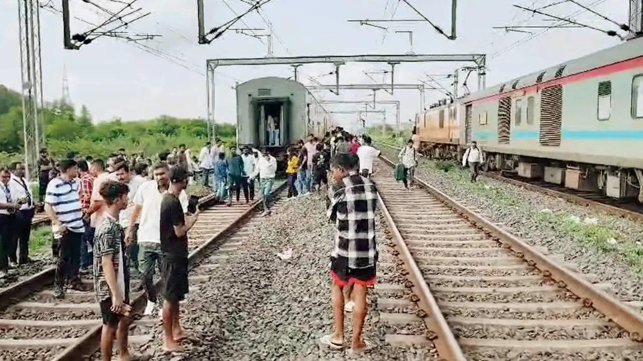 ट्रेन के अलग होने के बाद यात्री पटरियों पर जमा हो गए