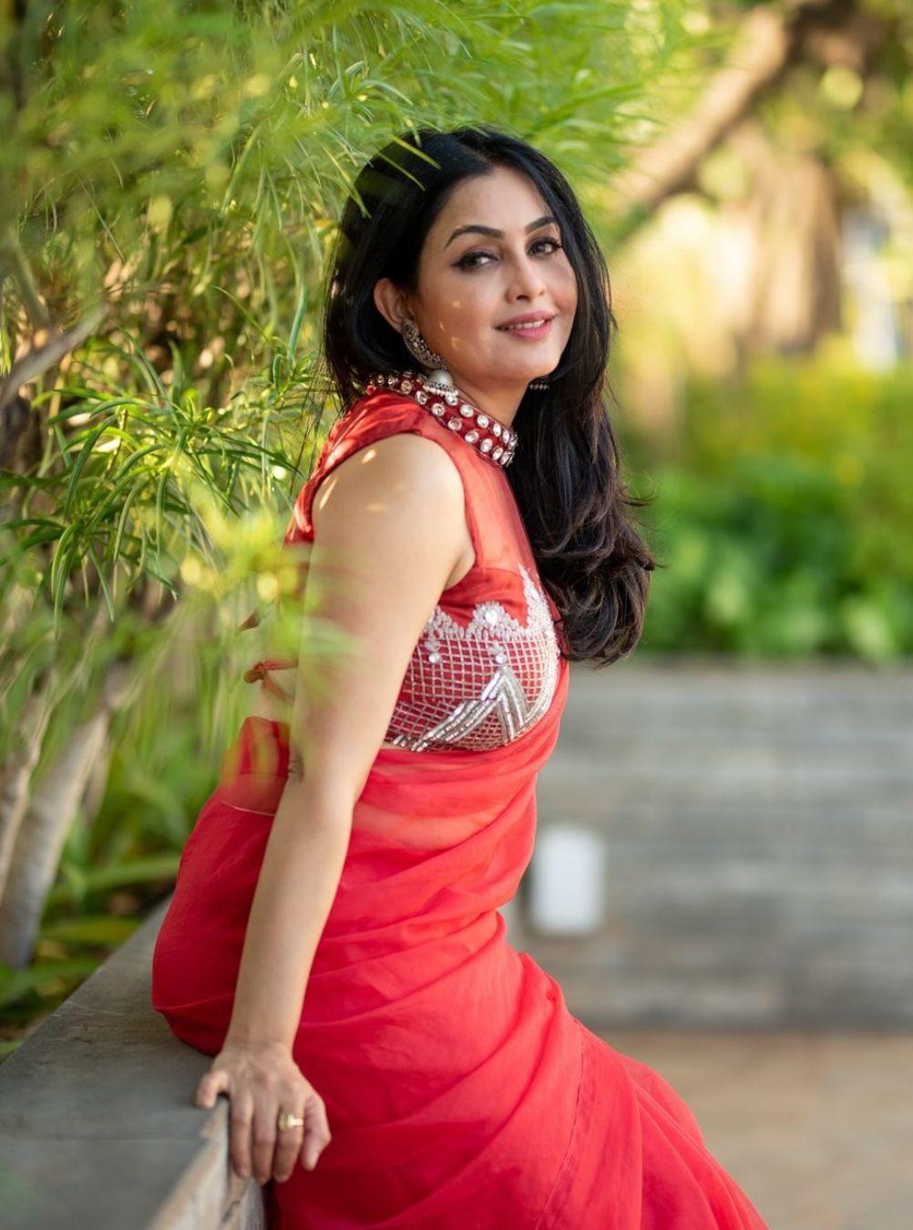 शुभांगी अत्रे
मुझे हाथ में एक असली किताब पकड़ना और उसके पन्नों की खुशबू लेना बहुत अच्छा लगता है. असली किताब पढ़ने का अनुभव कुछ और नहीं हो सकता. मैं कॉलेज के समय बहुत पढ़ता थी, लेकिन फिर मैंने पढ़ना बंद कर दिया. पांच-छह साल पहले मैंने फिर से पढ़ना शुरू किया और अब यह मुझे बहुत अच्छा लगता है. मुझे एक कैफे में अच्छी किताब के साथ बैठना या घर पर हल्की संगीत के साथ पढ़ना बहुत पसंद है. भले ही पढ़ने की संस्कृति कम हो गई हो, लेकिन लोगों को अभी भी पढ़ने की आदत को अपनाना चाहिए. मैंने कई बार पढ़ी हुई किताबों में माइकल न्यूटन की 