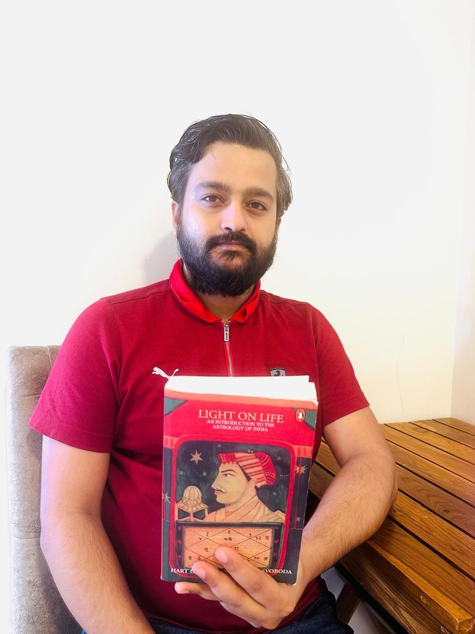 आशुतोष क्लैरवॉयंट
पढ़ना, चाहे वह किताब हो, पत्रिका हो या अखबार, विकास के लिए ज़रूरी है. ऑडियोबुक उपयोगी हैं, लेकिन पारंपरिक पढ़ने की जगह पूरी तरह से नहीं ले सकतीं; वे शुद्ध दूध की तुलना में फ़ॉर्मूला दूध की तरह हैं. ऑडियोबुक की गुणवत्ता कथावाचक पर बहुत ज़्यादा निर्भर करती है. लोग अक्सर किताबों के बजाय ऑनलाइन त्वरित उत्तर चाहते हैं, लेकिन पारंपरिक पढ़ने से गहन ज्ञान मिलता है. युवा वयस्कों को द फ़ॉल्ट इन आवर स्टार्स और द अल्केमिस्ट जैसी प्रभावशाली किताबें पढ़नी चाहिए. भौतिक पुस्तकों की अनूठी खुशियाँ, उनकी गंध से लेकर उनसे जुड़ी यादें, अपूरणीय हैं. युवा पीढ़ी डिजिटल गैजेट्स पर बहुत ज़्यादा निर्भर करती है; मैं उनसे ज़्यादा व्यक्तिगत और समृद्ध अनुभव के लिए हार्डबाउंड या पेपरबैक किताबें चुनने का आग्रह करता हूं.