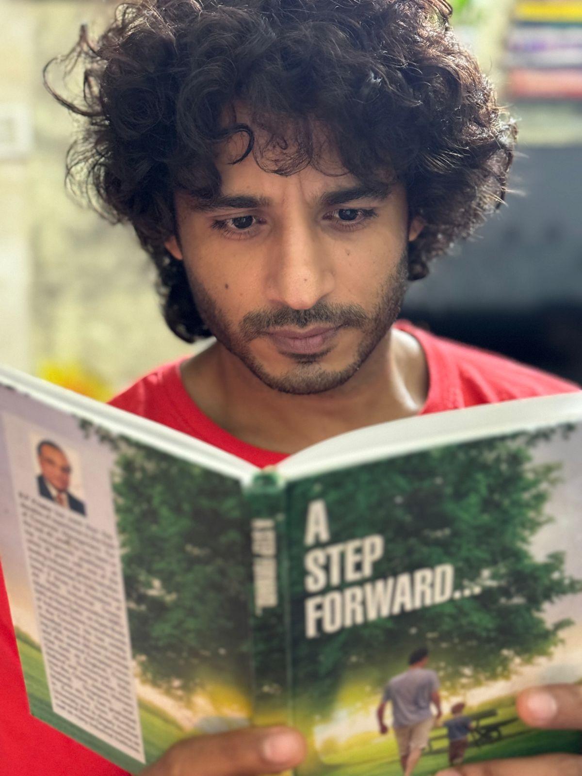 नितिन गोस्वामी
इन दिनों मेरे पास ज़्यादा समय नहीं है, लेकिन जब भी मुझे छुट्टी मिलती है, तो मैं किताबें पढ़ना पसंद करता हूं. एक किताब जिसे मैंने कई बार पढ़ा है, वह है “द पॉवर ऑफ़ योर सबकॉन्शियस माइंड”. इसे पढ़ने के बाद, मैंने जीवन के प्रति अपना नज़रिया बदल दिया, और यह मेरे लिए बहुत ख़ास है. इसके अलावा, मैं ओशो की कई प्रेरक किताबें पढ़ता हूं और उनके वीडियो और ऑडियो सुनता हूं. आजकल, बहुत से लोग ऑनलाइन किताबें पढ़ना पसंद करते हैं, और जबकि मैं सुविधा को समझता हूं, फिर भी मैं भौतिक किताबों के आकर्षण में विश्वास करता हूं. नई पीढ़ी अक्सर फ़ोन या किंडल जैसी तकनीक चुनती है, जो एक डिवाइस में कई किताबें देती है. ऑडियोबुक भी लोकप्रिय और सुविधाजनक हैं, लेकिन मेरे लिए, एक किताब को पकड़ना, उसके पन्ने पलटना और उसकी खुशबू को सूंघना अपूरणीय है. मैं किंडल पर पढ़ने से कभी संतुष्ट नहीं रहा और भौतिक किताब का अनुभव पसंद करता हूं.