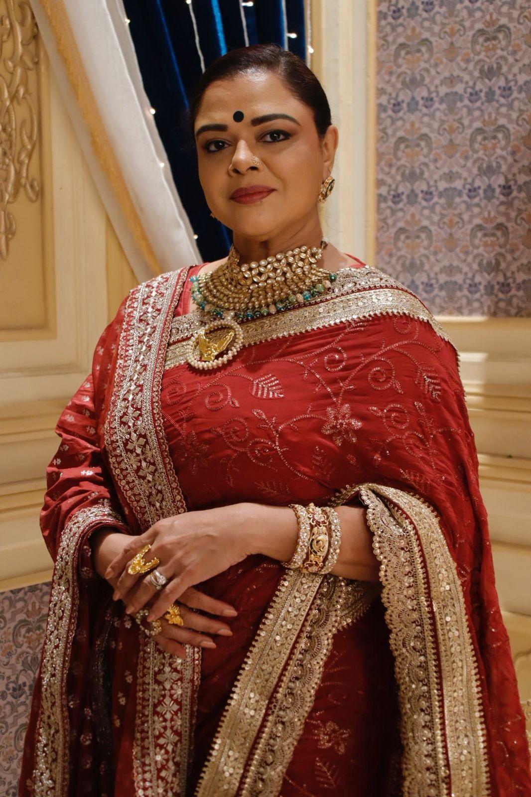 गुलफाम खान हुसैन
मुझे किताबों का एहसास और महक बहुत पसंद है .मुझे ऐन रैंड की द फाउंटेन हेड को दोबारा पढ़ना अच्छा लगता है. यह बहुत शानदार है. एक और किताब जो मुझे पढ़ना पसंद है वह है विश्व इतिहास और मानव विकास. अन्यथा, मुझे काल्पनिक किताबें पढ़ना पसंद है. हमारी पीढ़ी में, हम जिज्ञासु लोग थे जिन्हें ज्यादा यात्रा करने या खोजबीन करने का मौका नहीं मिलता था. किताबें हमारे लिए द्वार थीं; हमने किताबों के माध्यम से दुनिया देखी और विभिन्न संस्कृतियों का अनुभव किया. अब सब कुछ कीबोर्ड के एक क्लिक पर है. इसलिए पढ़ने के प्रति जिज्ञासा कम हो गई है.