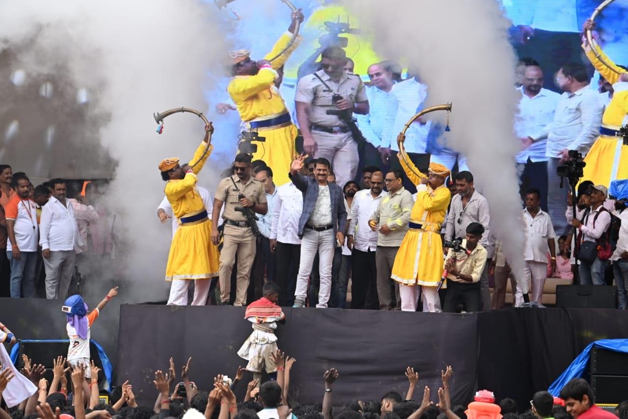 दही हांडी कार्यक्रम एमएलए प्रकाश सुर्वे ने आयोजित करवाया. इसमें कई सारी गोविंदाओं की टोली मटकी फोड़ने पहुंची.