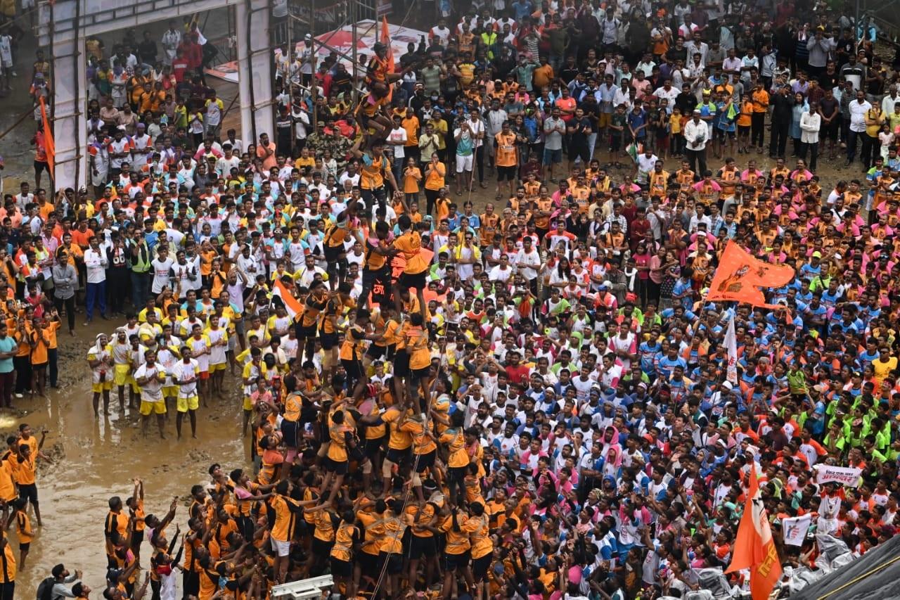 इस दही हांडी कार्यक्रम को देखने के लिए सैकड़ों की संख्या में लोग पहुंचे.