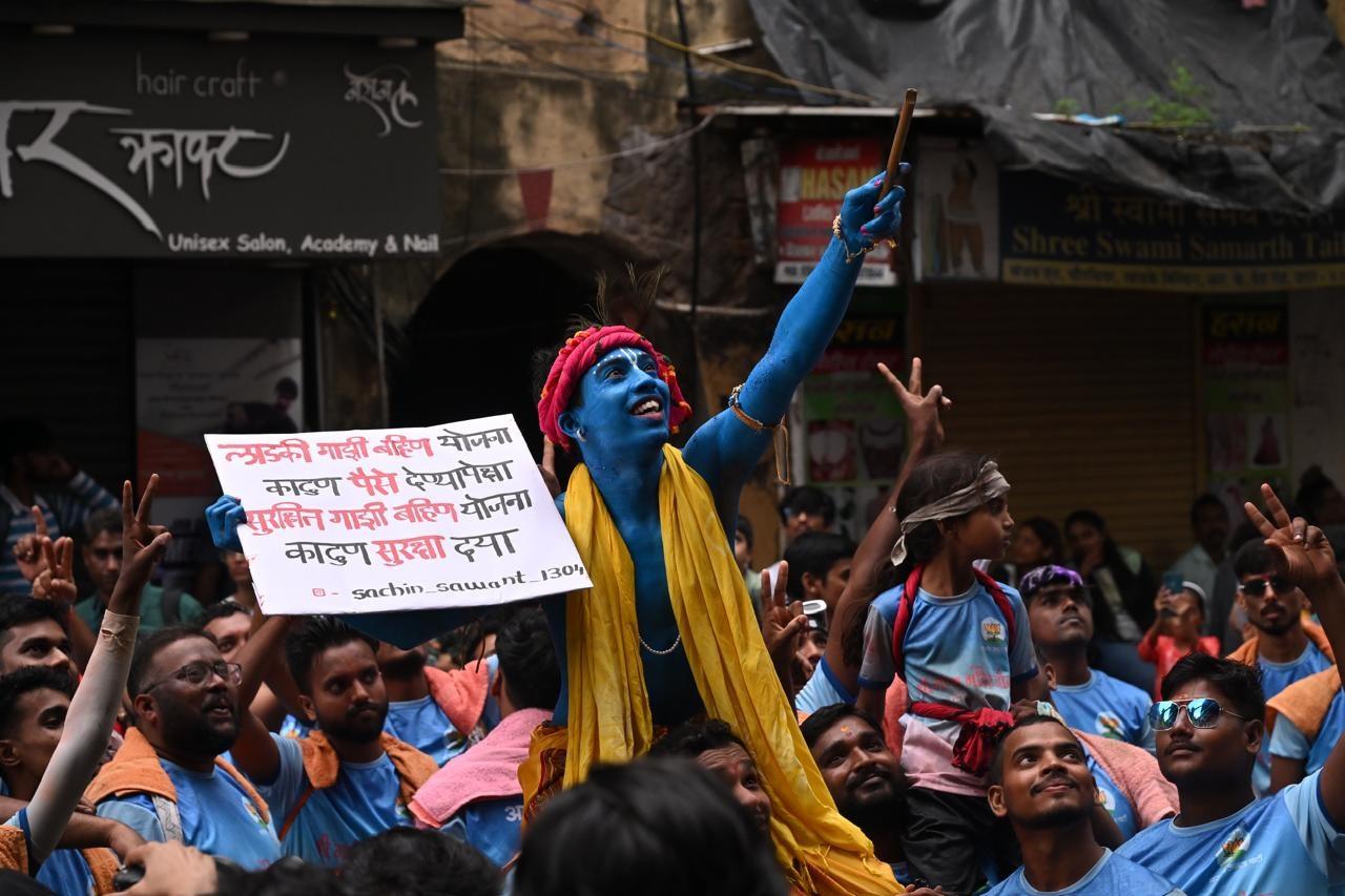 गोविंदाओं ने इस दौरान महिलाओं की सुरक्षा की कामना की. उन्होंने कहा कि लाड़की बहिन योजना की जगह सुरक्षित लाड़की योजना प्रदान करें ताकि महिलाएं सुरक्षित रहें. (फोटो/अतुल कांबले)