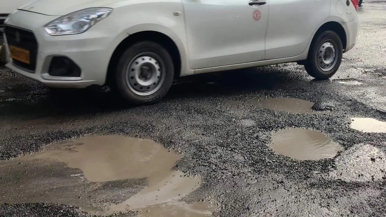 पुलिस के अनुसार, 2020 से अब तक इस मार्ग पर 170 दुर्घटनाओं में 97 लोगों की मौत हो चुकी है. फोटो: निमेश दवे