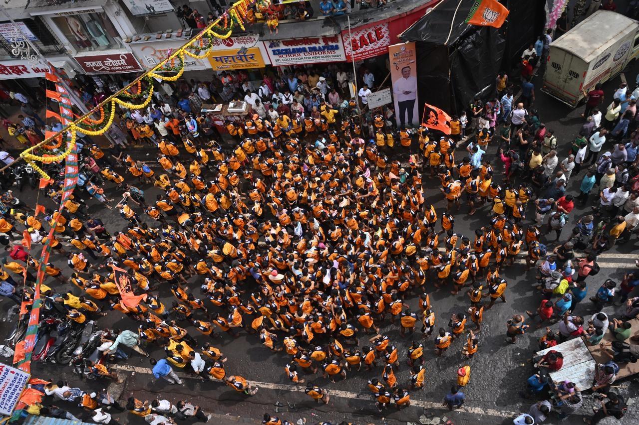शहर भर में कई हाउसिंग सोसाइटियों, सड़कों, चौराहों और सार्वजनिक मैदानों पर फूलों से सजी दही हांडी को ज़मीन से कई फ़ीट ऊपर फहराया गया है.