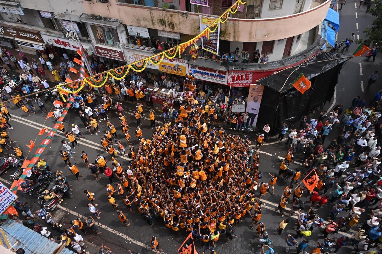 ऐसा माना जाता है कि बचपन में भगवान कृष्ण को दही और मक्खन बहुत पसंद था. इसलिए, भक्त कृष्ण जन्माष्टमी के बाद दही हांडी के माध्यम से उनके बचपन के दिनों को फिर से याद करते हैं.