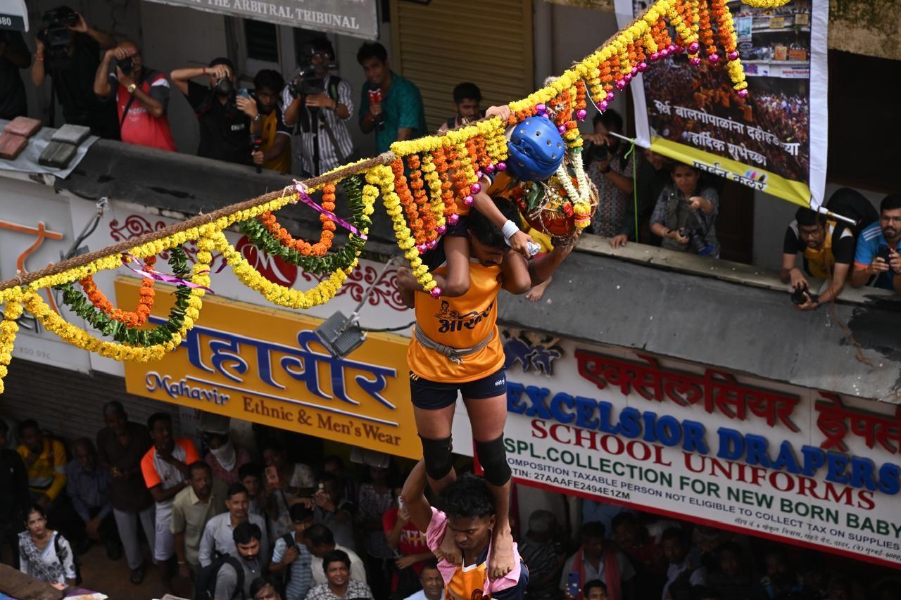 मंगलवार को दही हांडी उत्सव के लिए मुंबई में बड़ी संख्या में पुलिस कर्मियों को तैनात किया गया है.