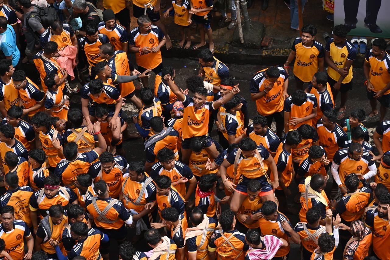 इसमें राजनेताओं द्वारा समर्थित कुछ दही हांडी कार्यक्रम भारी पुरस्कार राशि, मशहूर हस्तियों की मौजूदगी और वहाँ आयोजित मनोरंजन कार्यक्रमों के कारण प्रसिद्ध हो गए हैं. इन कार्यक्रमों में भारी भीड़ उमड़ती है और गोविंदाओं का आना-जाना लगा रहता है.