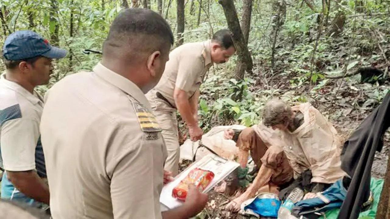 जंगल में महिला की तलाश में पुलिस