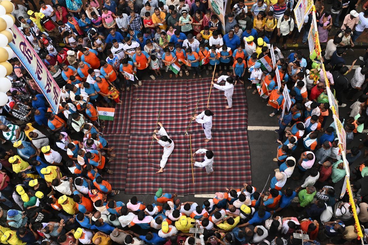 रंग-बिरंगे परिधान पहने गोविंदा ट्रकों, टेम्पो, बसों और दोपहिया वाहनों में सवार होकर दही हांडी तोड़ने के लिए महानगर के विभिन्न हिस्सों में घूमते नजर आते हैं.