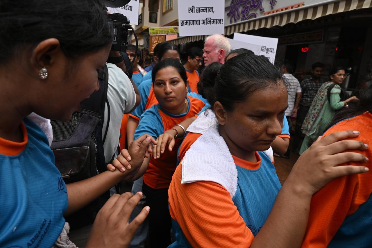 इस बार दादर में दिव्यांग गोविंदा भी पीछे नहीं रहे. सभी पूरे उत्साह और जोश से दही हांडी में शामिल हो गए.