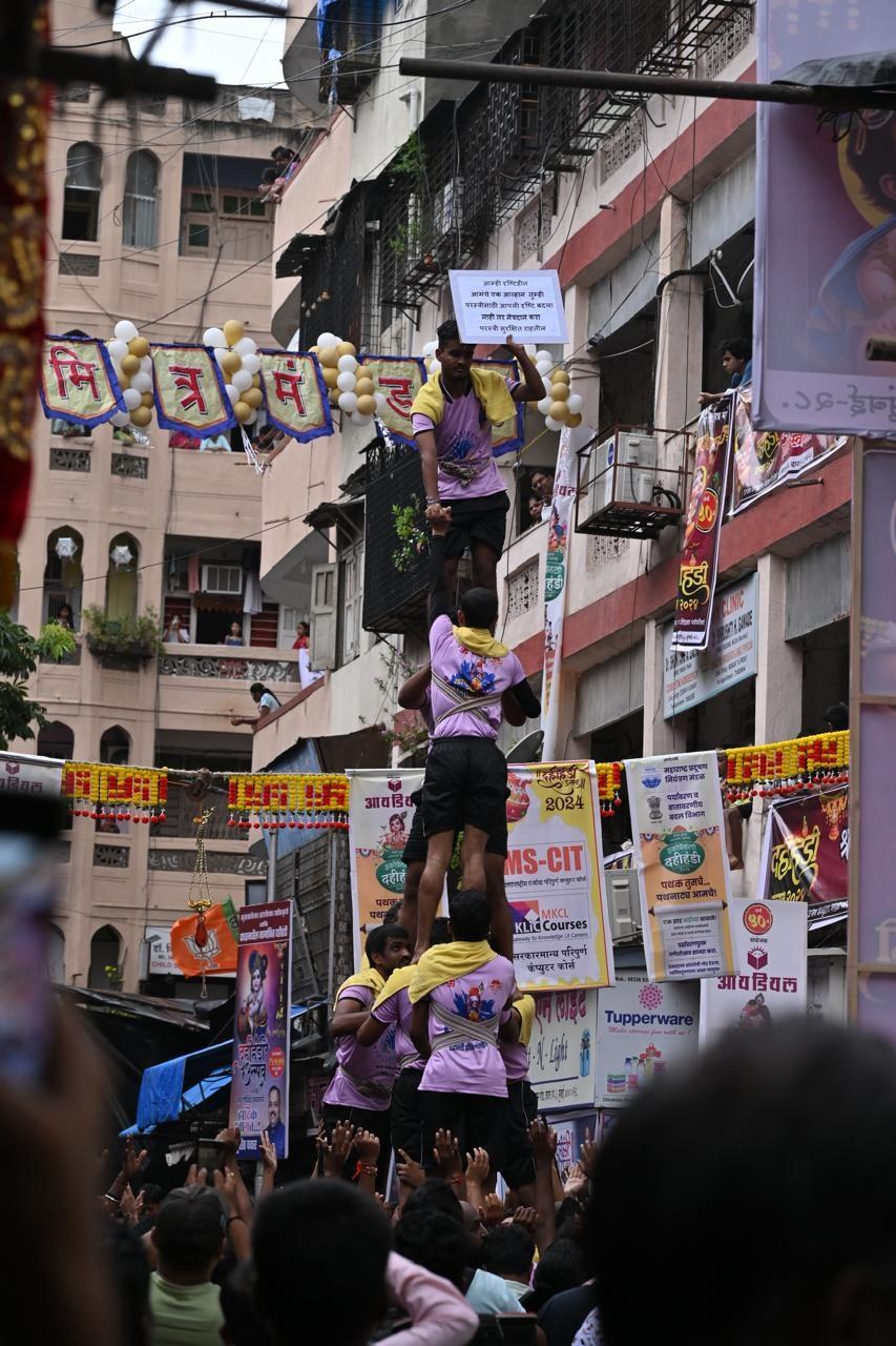 त्योहार के दौरान, `गोविंदा` या दही हांडी प्रतिभागी हवा में लटकी `दही हांडी` (दही से भरे मिट्टी के बर्तन) को तोड़ने के लिए बहु-स्तरीय मानव पिरामिड बनाते हैं.