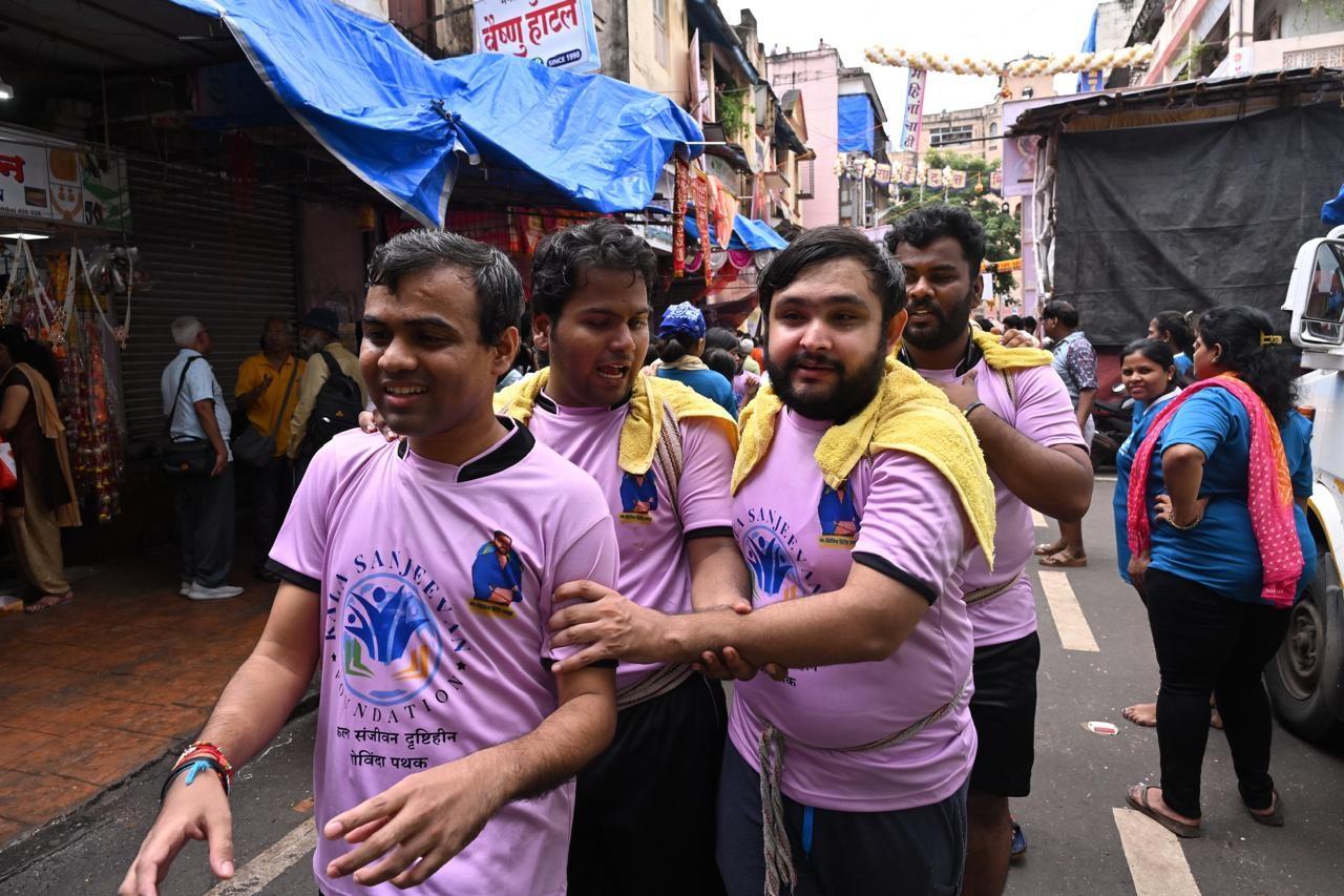 कान्हा की टोली आज मुंबई में मटकी फोड़ने के लिए पूरे उत्साह से दही हांडी में शामिल हुई.
