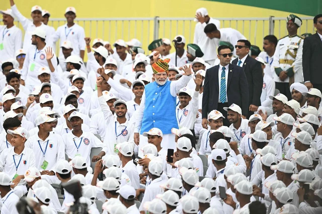 प्रधानमंत्री नरेंद्र मोदी ने गुरुवार को `एक राष्ट्र, एक चुनाव` की जोरदार वकालत की और राजनीतिक दलों से इस सपने को साकार करने के लिए आगे आने का आग्रह किया, साथ ही उन्होंने कहा कि बार-बार चुनाव देश की प्रगति में बाधा उत्पन्न कर रहे हैं.
