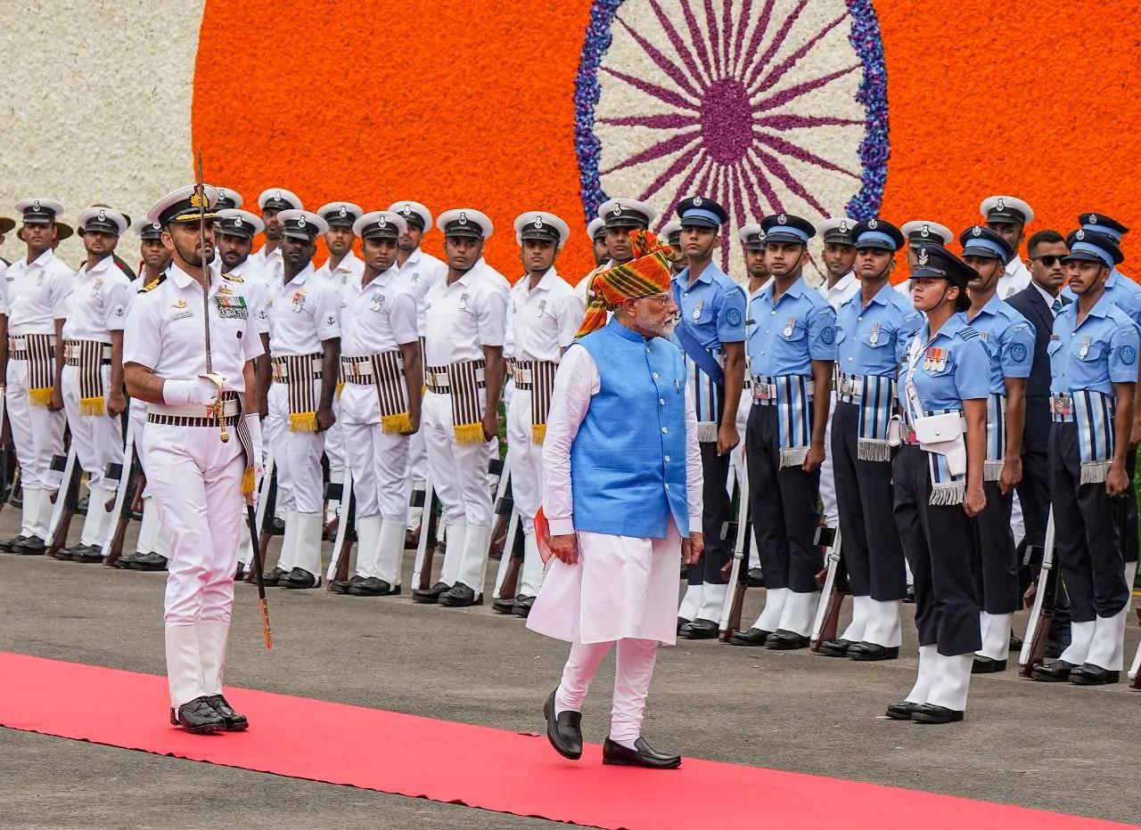 78वें स्वतंत्रता दिवस पर राष्ट्र को संबोधित करते हुए उन्होंने कहा कि इस मुद्दे पर पूरे देश में व्यापक विचार-विमर्श किया गया है और सभी राजनीतिक दलों ने अपने विचार दिए हैं. उन्होंने कहा कि एक समिति ने एक बेहतरीन रिपोर्ट पेश की है.