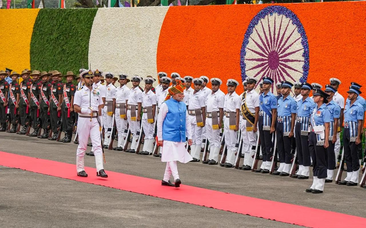 इस साल मार्च में पूर्व राष्ट्रपति रामनाथ कोविंद की अध्यक्षता में एक उच्च स्तरीय पैनल ने पहले कदम के रूप में लोकसभा और राज्य विधानसभाओं के लिए एक साथ चुनाव कराने की सिफारिश की थी, उसके बाद 100 दिनों के भीतर स्थानीय निकाय चुनाव कराए जाने की सिफारिश की थी.