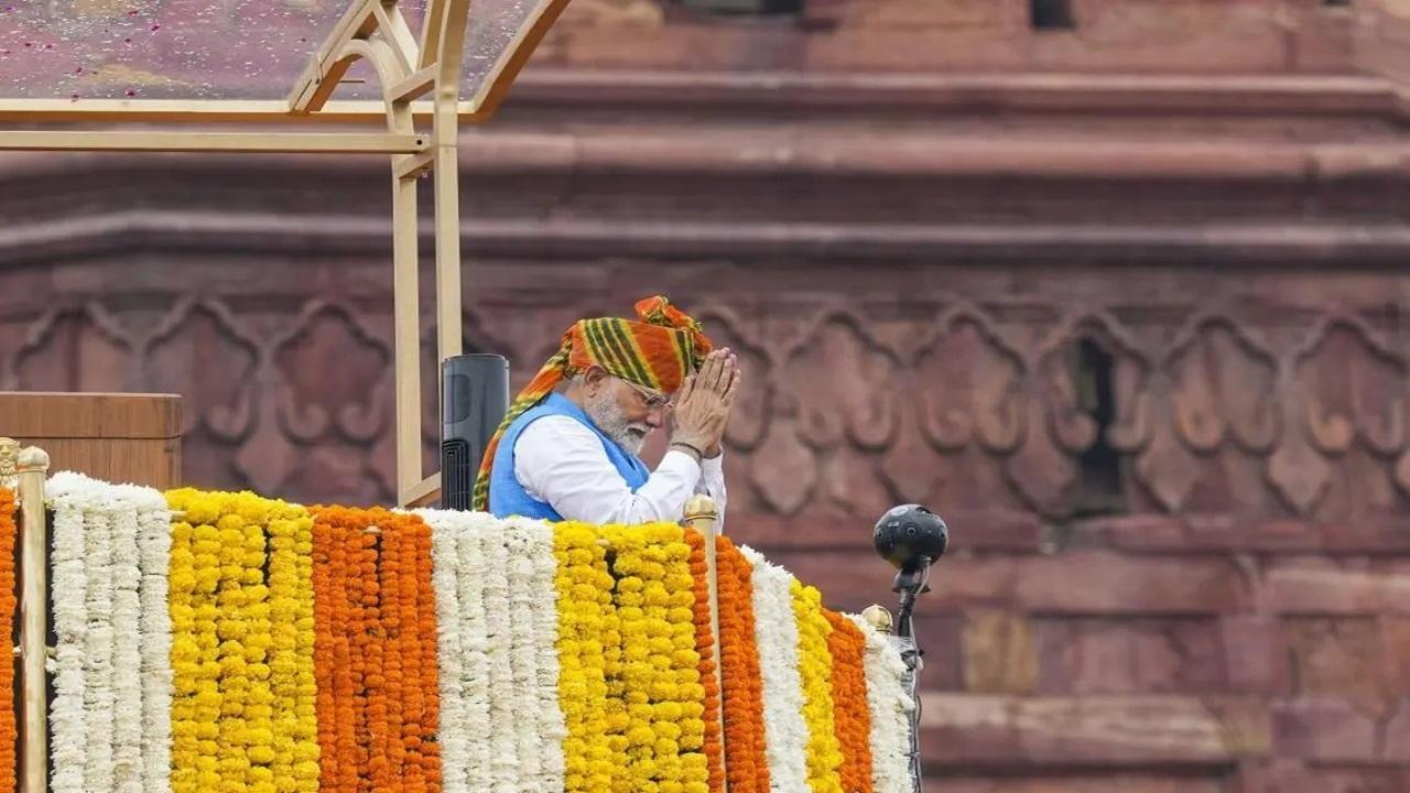 प्रधानमंत्री नरेंद्र मोदी ने गुरुवार को स्वतंत्रता दिवस पर लाल किले की प्राचीर से लगातार 11वीं बार राष्ट्रीय ध्वज फहराया (तस्वीरें/पीटीआई और एएफपी)