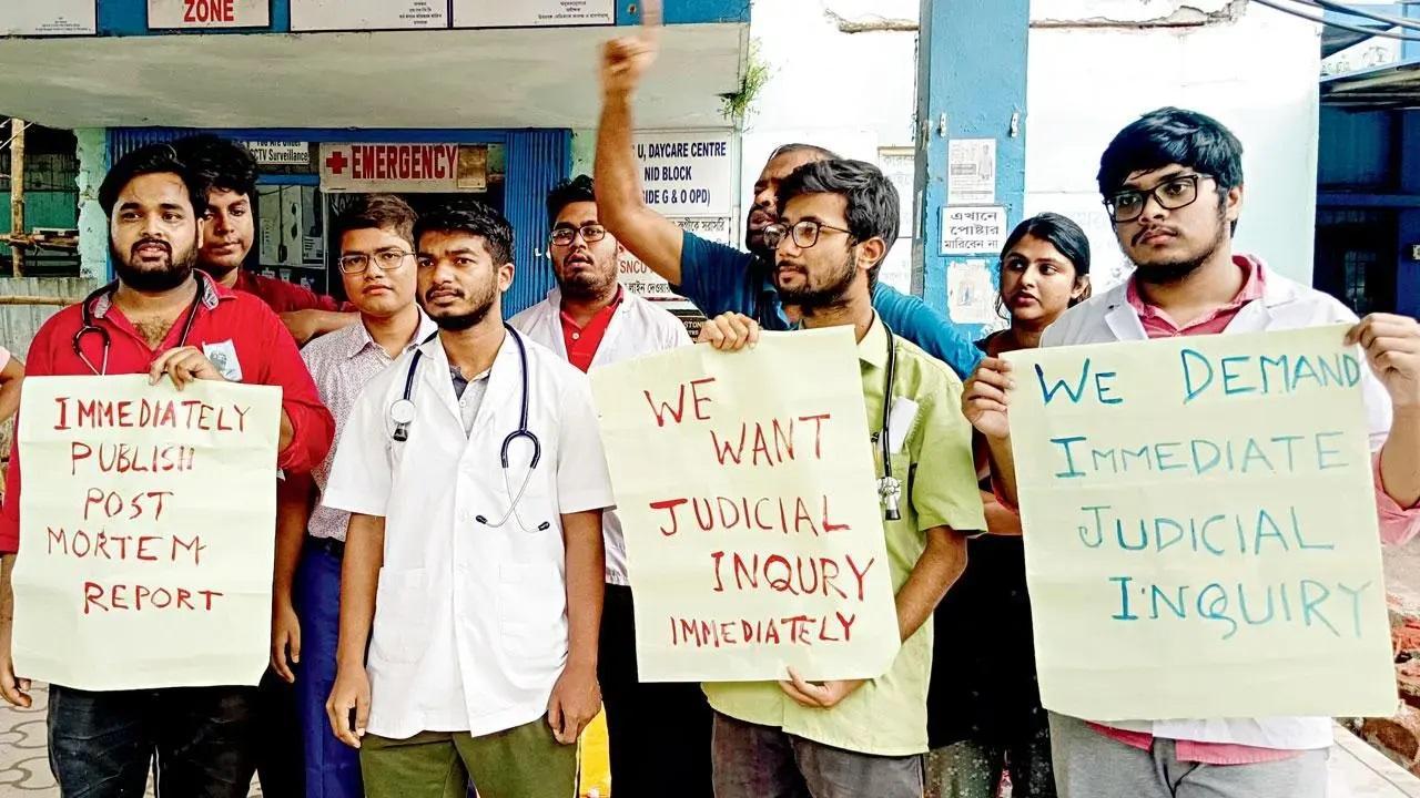जूनियर डॉक्टर और मेडिकल छात्र विरोध प्रदर्शन करते हुए. फोटो/पीटीआई