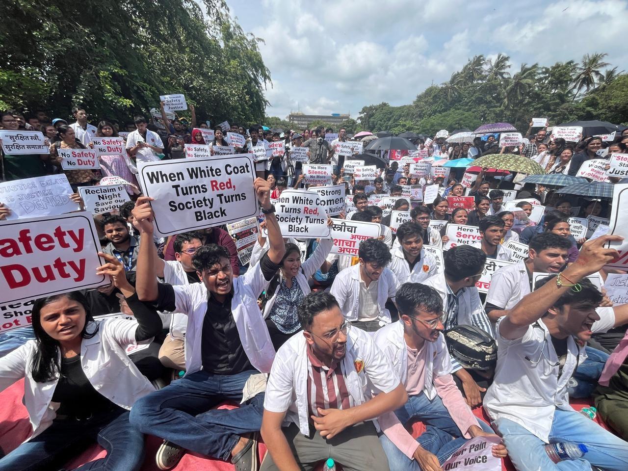 जूनियर डॉक्टर के गुप्तांगों में खून के निशान और चेहरे पर नाखून के निशान पाए गए. होंठ, गर्दन, पेट, दाहीने हाथ की उंगली पर नाखून के निशान पाए गए.