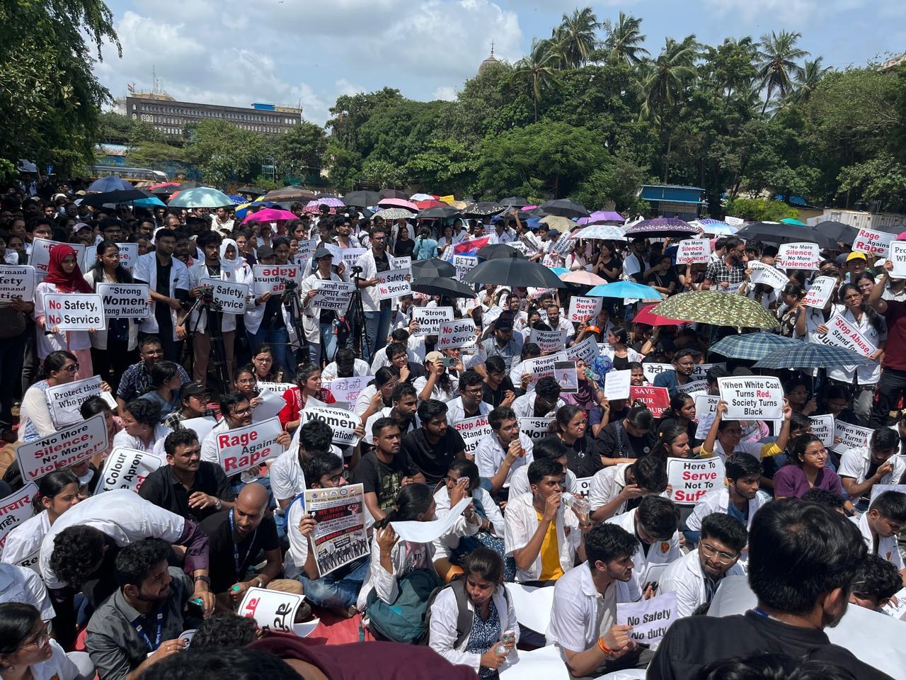 अगस्त में चौथी मंजिल पर बने सेमिनार हॉल में जूनियर डॉक्टर का अर्धनग्न अवस्था में शव मिला. पोस्टमार्टम रिपोर्ट में दुष्कर्म की पुष्टि हुई है.