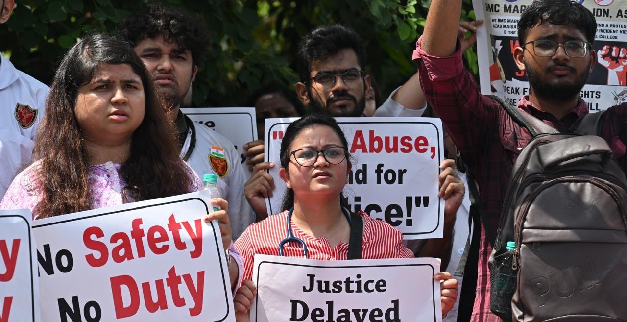 कोलकाता के आरजी कर मेडिकल कॉलेज में जूनियर डॉक्टर की दुष्कर्म के बाद हत्या के मामले पर अब देश में विरोध प्रदर्शन हो रहा है.