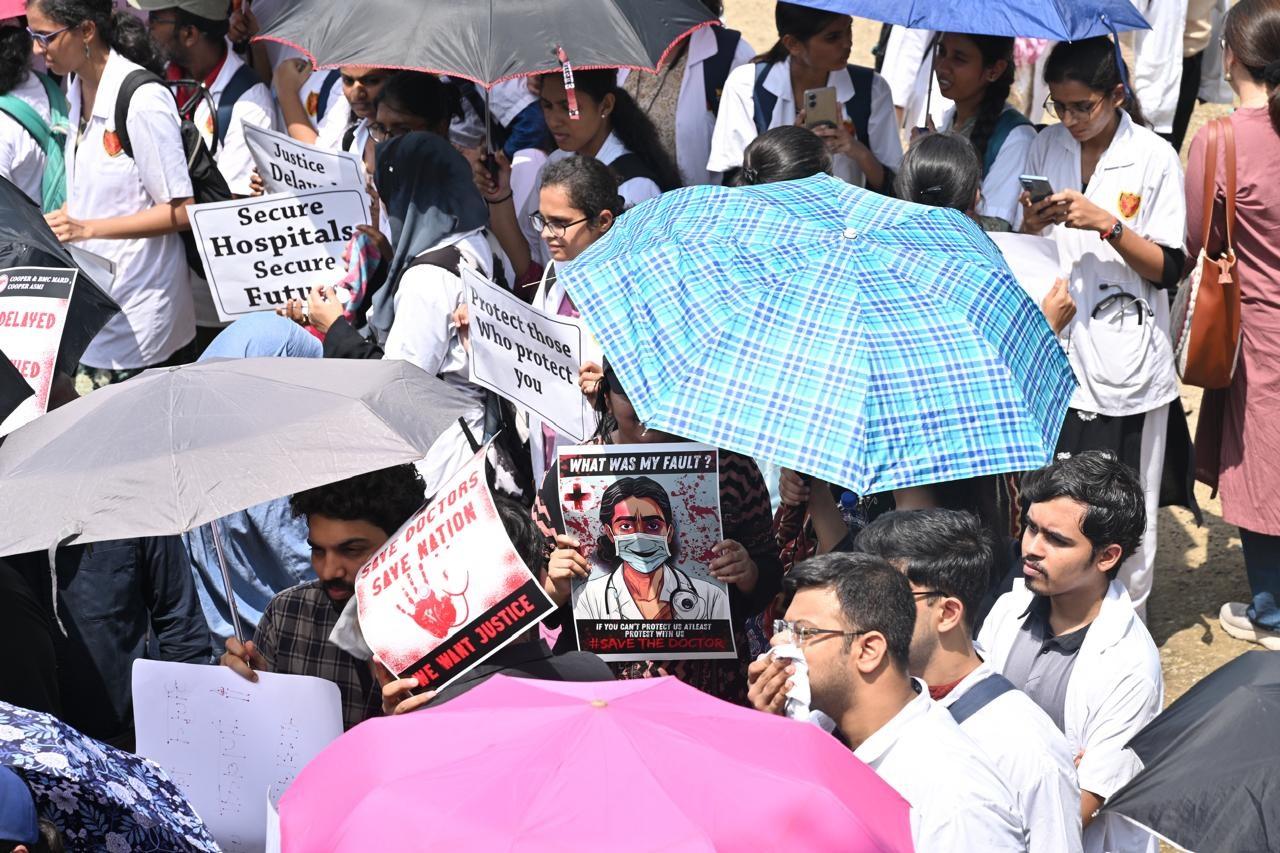 पूरे देश में इस समय आक्रोश का माहौल है. आरोपी संजय रॉय ने पूछताछ शुरू की. पूछताछ में पता चला कि आरोपी 11 बजे मेडिकल कॉलेज अस्पताल गया और 11.30 पर वहां से निकला.  इसके बाद सुबह 03.50 बजे मेडिकल कॉलेज अस्पताल गया और करीब 4.30 बजे वहां से निकला.