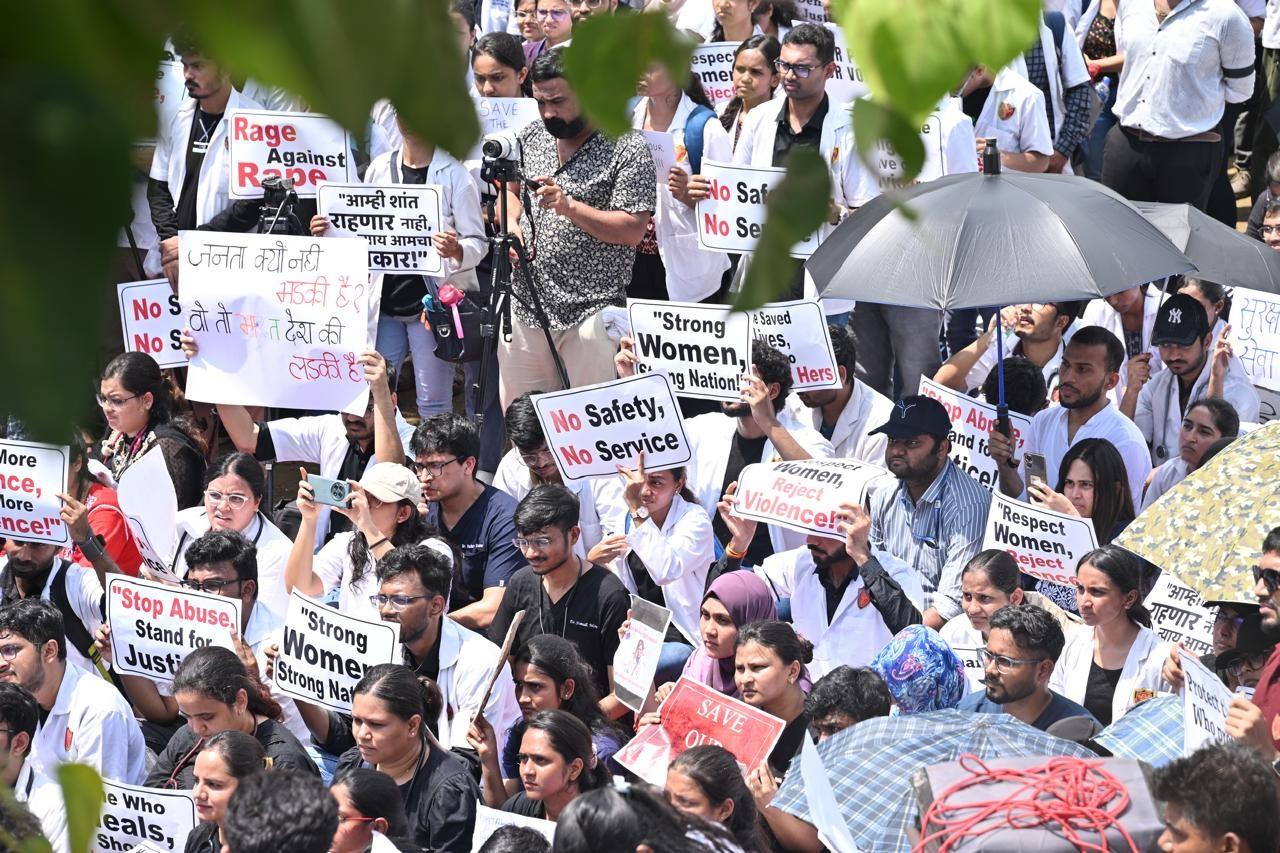 मुख्यमंत्री ममता बनर्जी ने मामले की सुनवाई फास्ट ट्रैक कोर्ट में करवाने और दोषी को मौत की सजा देने की बात कही है.
