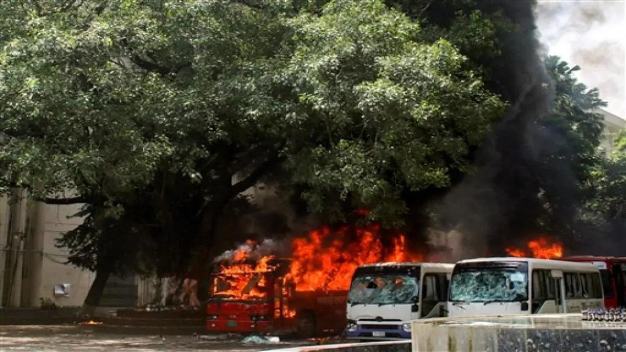 बांग्लादेश की सीमा से सटे मेघालय के गांवों के निवासियों को डर है कि शेख हसीना सरकार को उखाड़ फेंकने वाली अशांति के बाद दूसरी तरफ से लोगों का आना शुरू हो जाएगा.