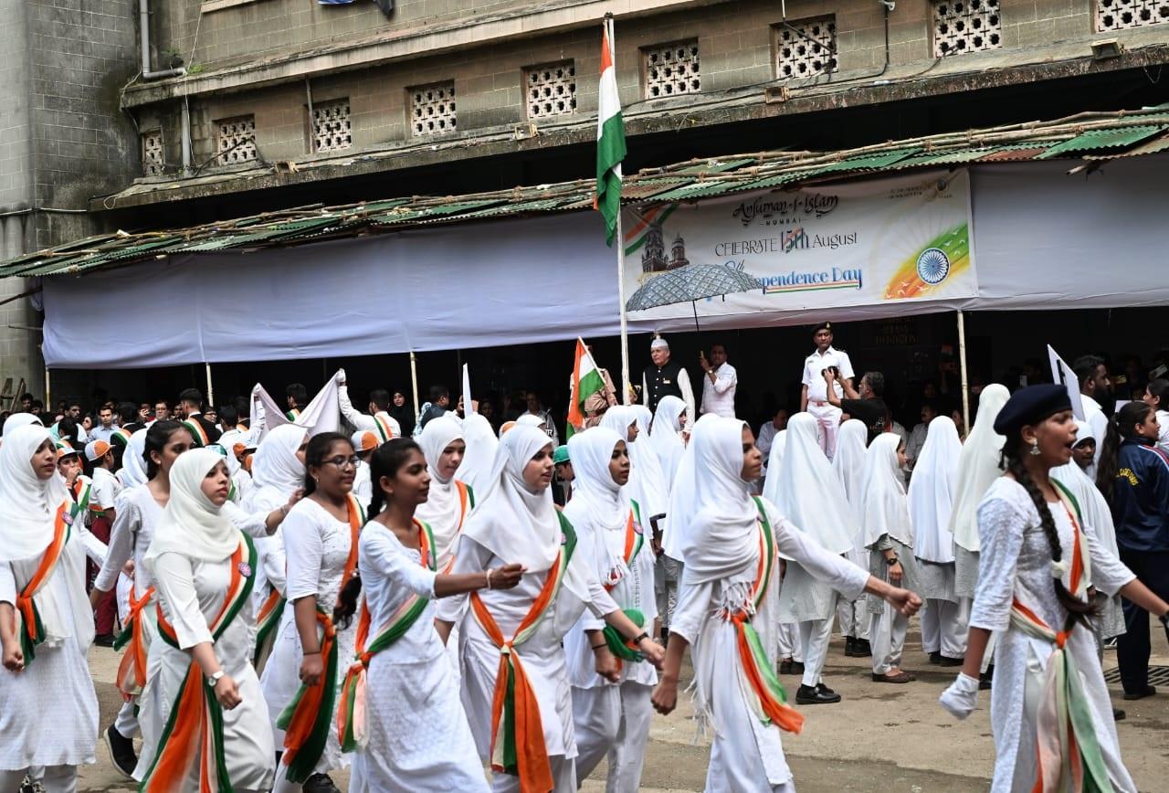 छात्राओं ने एक साथ मिलकर ध्वजारोहण के दौरान राष्ट्रगान गाया.