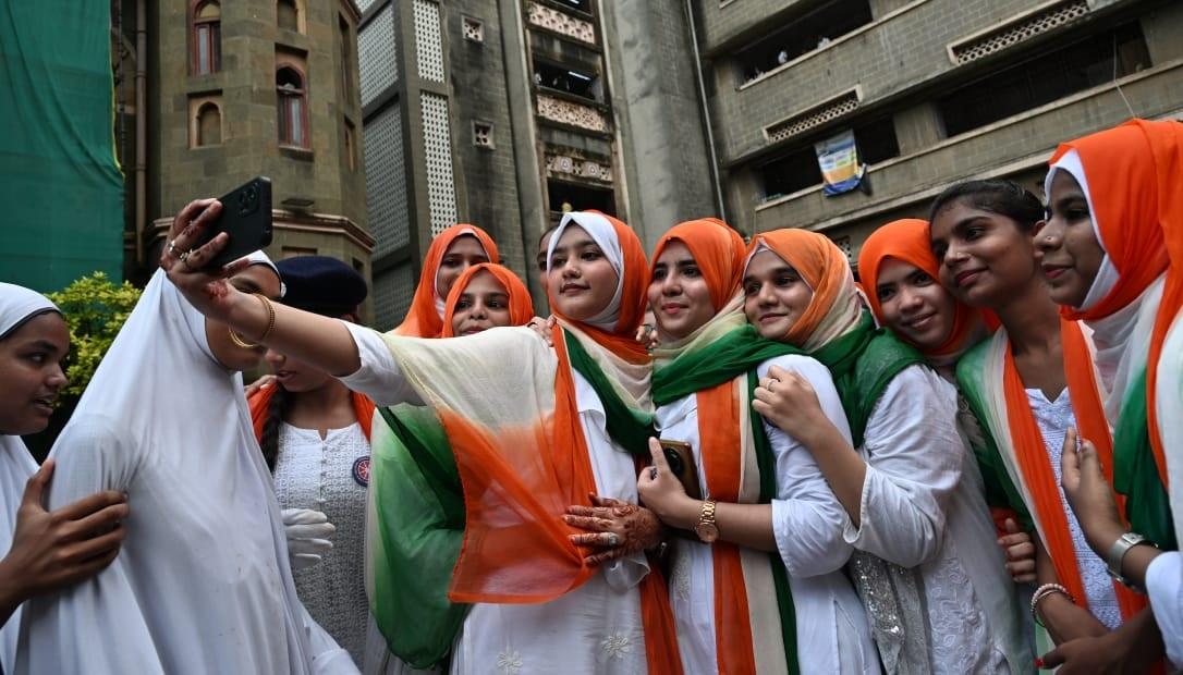 इस दौरान बच्चियां तिरंगे हिजाब में दिखाई दीं.