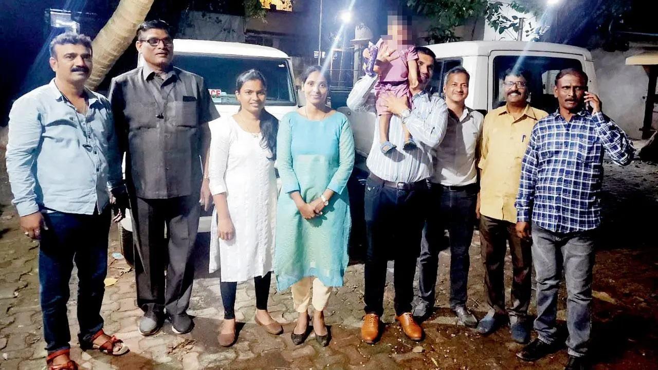 बच्चे से दोबारा मिलने पर परिवार बहुत खुश हुआ.