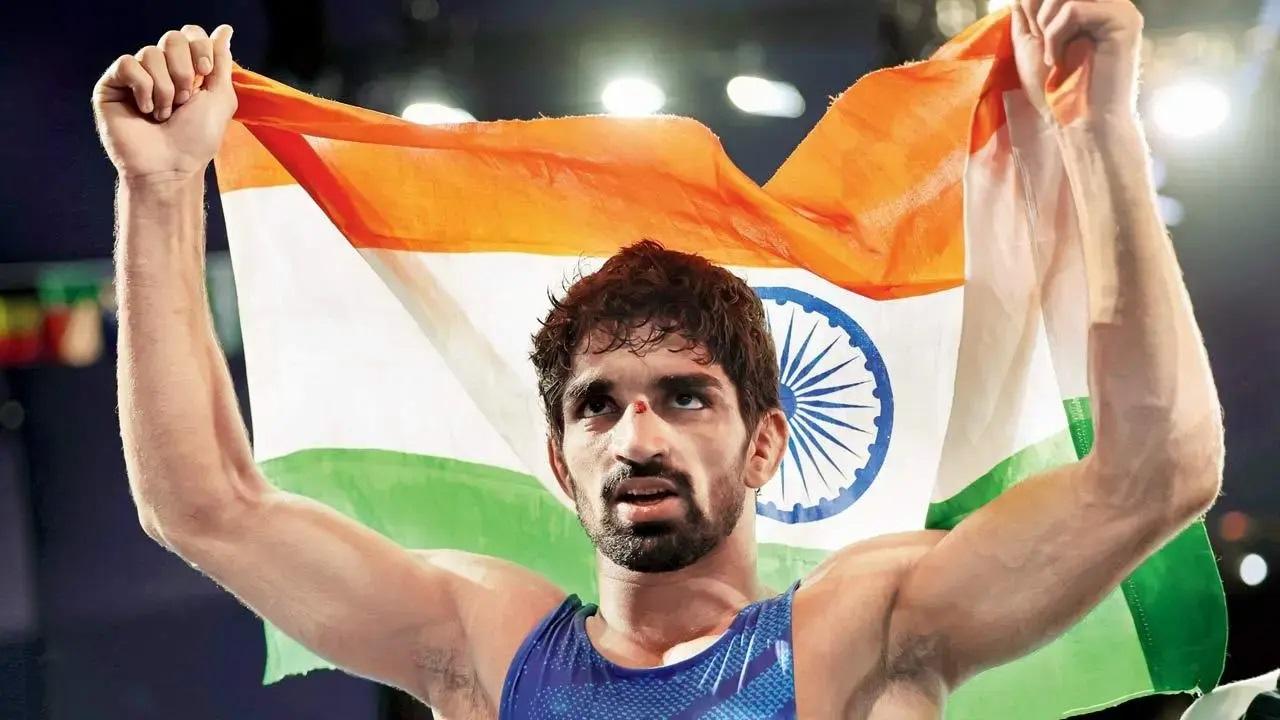 भारतीय सुपरस्टार नीरज चोपड़ा ने पेरिस ओलंपिक 2024 में भारत को अपना पहला रजत पदक दिलाया. भाला फेंक के इस दिग्गज एथलीट ने अपने दूसरे थ्रो में 89.45 मीटर का प्रयास किया. बाकी पाँच प्रयास फ़ाउल घोषित किए गए.