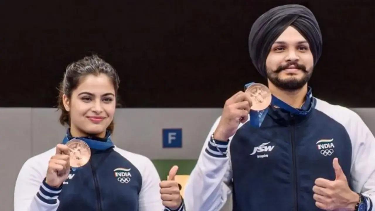 इसके बाद, मनु भाकर ने सरबजोत सिंह के साथ मिलकर 10 मीटर एयर पिस्टल मिक्स्ड टीम में भारत के लिए एक और कांस्य पदक जीतकर इतिहास रच दिया. उन्होंने पेरिस ओलंपिक 2024 में कोरिया को 16-10 से हराया. 20 परफेक्ट शॉट्स के साथ, उन्होंने 580 अंक हासिल किए, जिससे उन्हें प्रतियोगिता में तीसरा स्थान हासिल करने में मदद मिली.
