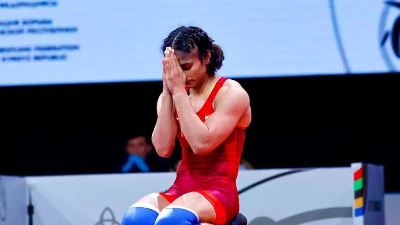 महिला 50 किग्रा वर्ग में फाइनल में जगह बनाने के बाद शीर्ष भारतीय पहलवान विनेश फोगट को अधिक वजन होने के कारण प्रतियोगिता से अयोग्य घोषित कर दिया गया. हालांकि, उन्होंने कोर्ट ऑफ आर्बिट्रेशन फॉर स्पोर्ट (CAS) से संयुक्त रजत पदक देने की अपील की है. अगर फैसला फोगट के पक्ष में आता है, तो भारत पेरिस ओलंपिक 2024 में अपना दूसरा पदक जीत लेगा.