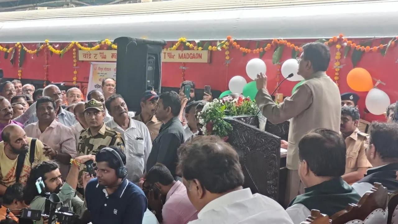 ट्रेन का उद्घाटन गुरुवार दोपहर को किया गया. फोटो/डब्ल्यूआर