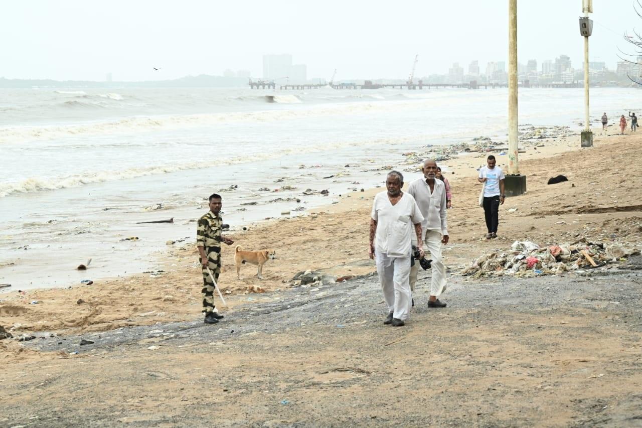 लाइफगार्ड ने समुद्र के किनारे गश्त लगाई और पानी में न जाने की सख्त हिदायत दी. 
