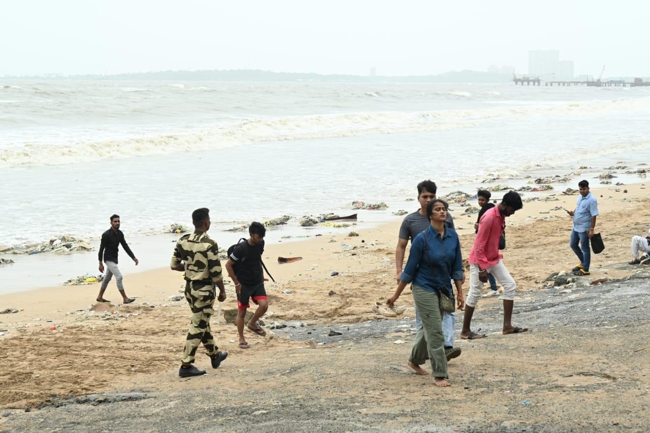 लाउडस्पीकर के माध्यम से चेतावनी जारी की गई और सभी को संयमित रहकर बीच छोड़ने का निर्देश दिया गया. 