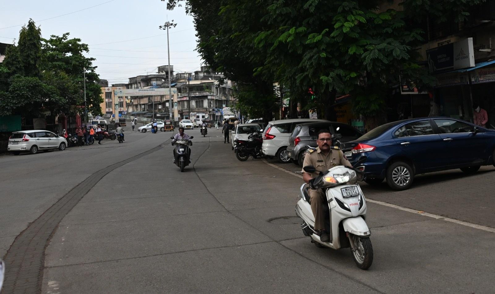 कल्याण और उल्हासनगर के कुछ वकीलों ने अपने साथियों से शिंदे का प्रतिनिधित्व न करने का अनुरोध किया. कल्याण कोर्ट के बार एसोसिएशन के अध्यक्ष एडवोकेट प्रकाश जगताप ने कहा, 