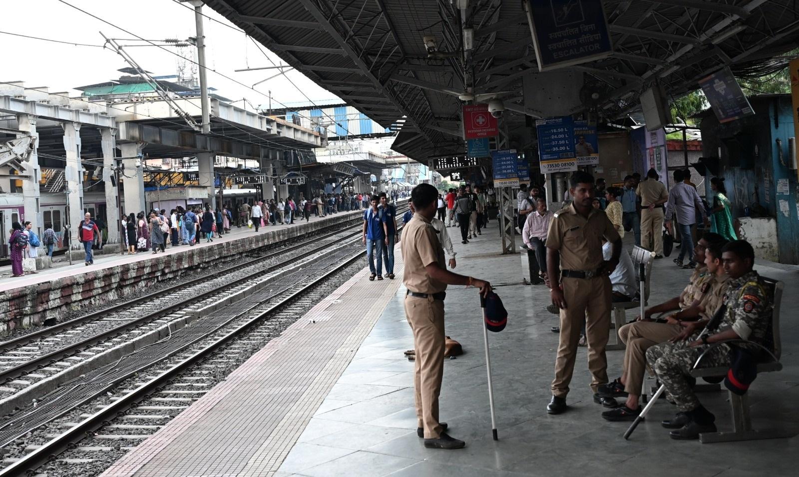 पीड़िता की मां को 10 घंटे से ज़्यादा इंतज़ार करवाया गया, जबकि वह गर्भवती थी. मेडिकल रिपोर्ट होने के बावजूद कोई मामला दर्ज नहीं किया गया. विभिन्न कारणों से विपक्ष ने मामले को लेकर मुद्दे उठाए हैं. ठाकरे समूह की नेता और प्रवक्ता सुषमा अंधारे ने आज बदलापुर में विरोध प्रदर्शन किया, लेकिन उन्हें रोका गया.
