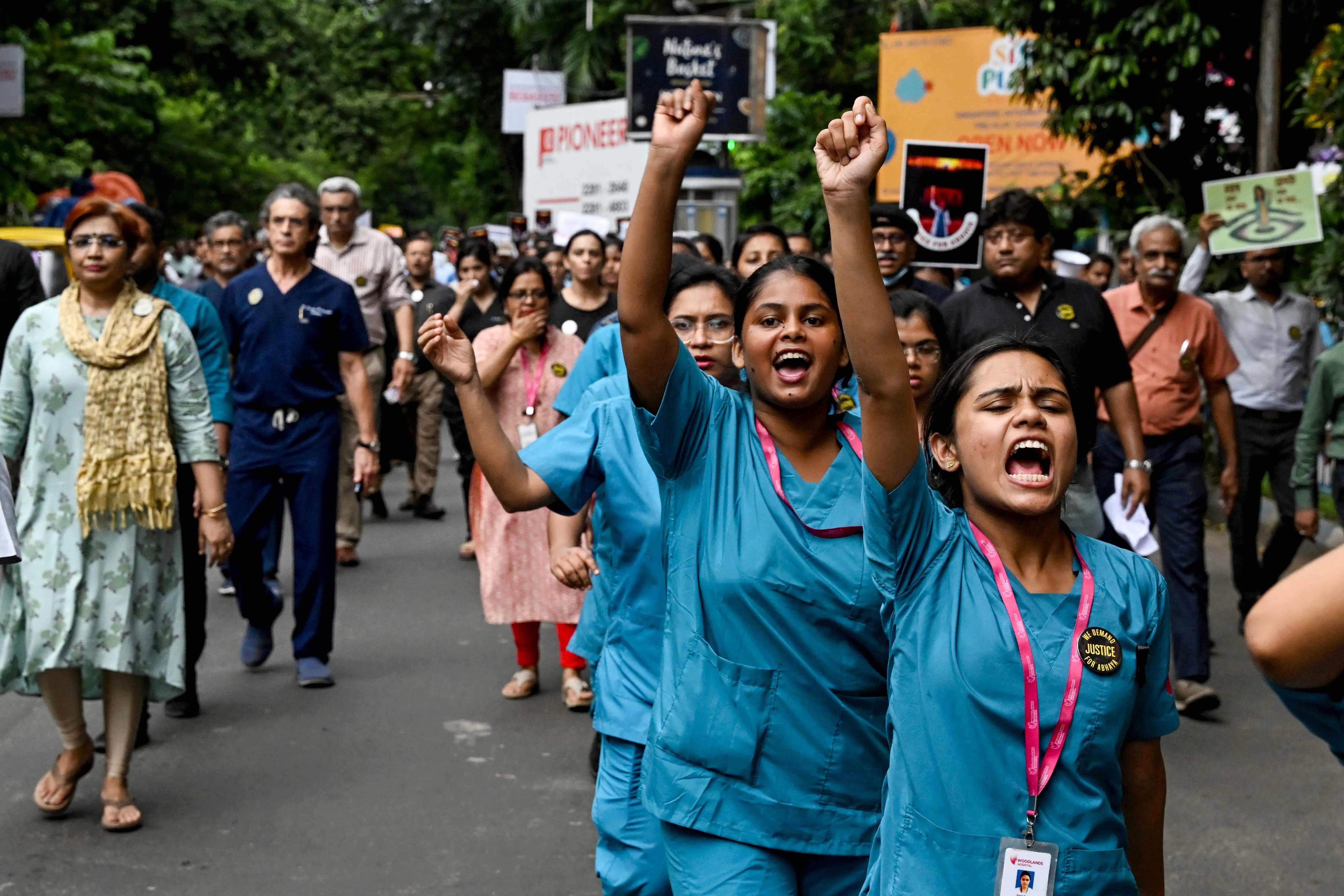इस बीच, राष्ट्रीय मानवाधिकार आयोग (एनएचआरसी) ने मंगलवार को प्रदर्शनकारियों पर अत्यधिक और क्रूर बल प्रयोग करने के लिए कोलकाता पुलिस आयुक्त को नोटिस जारी किया है.
