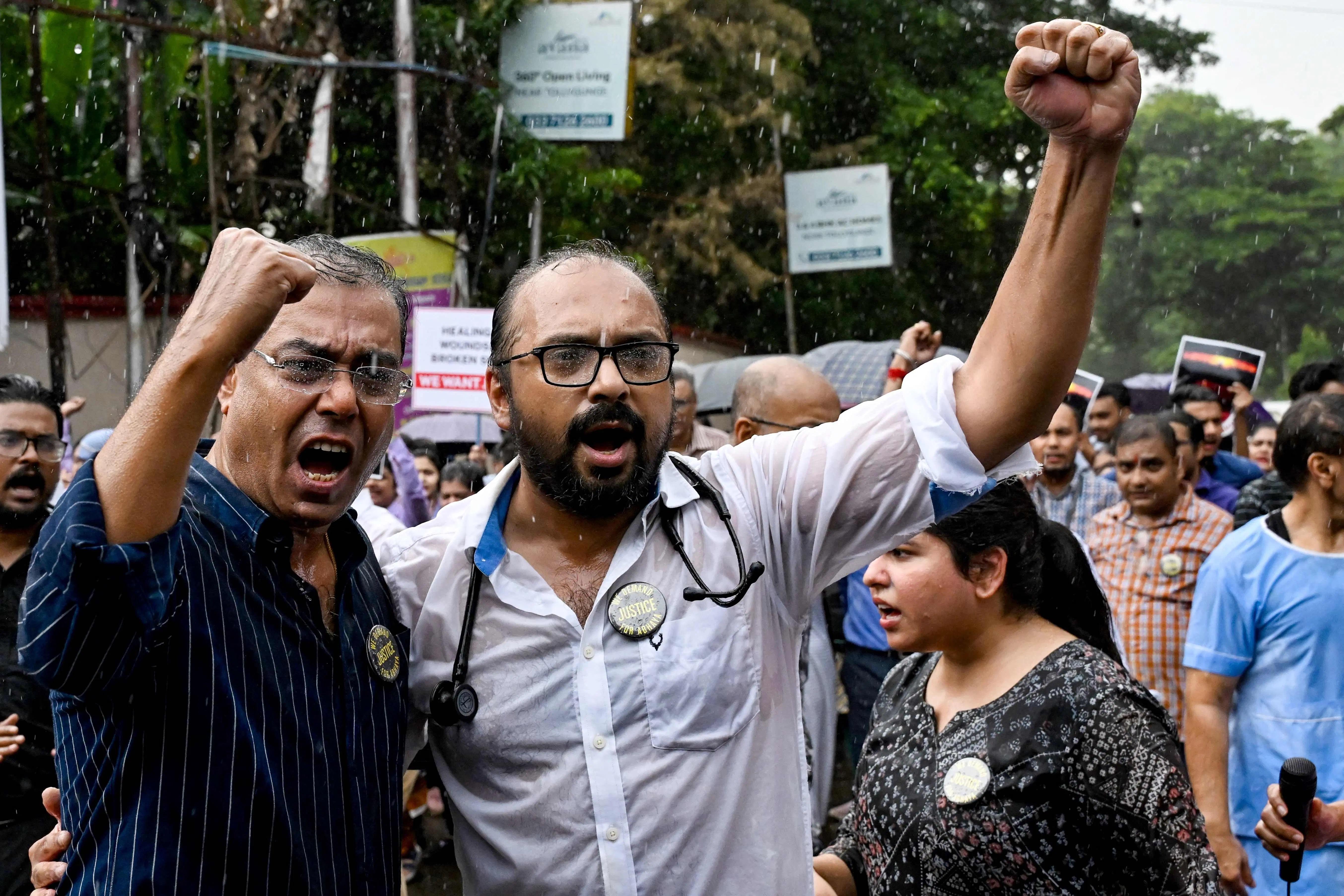 शनिवार को सुबह हुए एक विरोध प्रदर्शन के दौरान, कोलकाता पुलिस के एक नागरिक स्वयंसेवक ने कथित तौर पर अपनी मोटरसाइकिल से बैरिकेड वाले क्षेत्र में घुसकर प्रदर्शन कर रहे रवींद्र भारती विश्वविद्यालय के एक छात्र को घायल कर दिया.