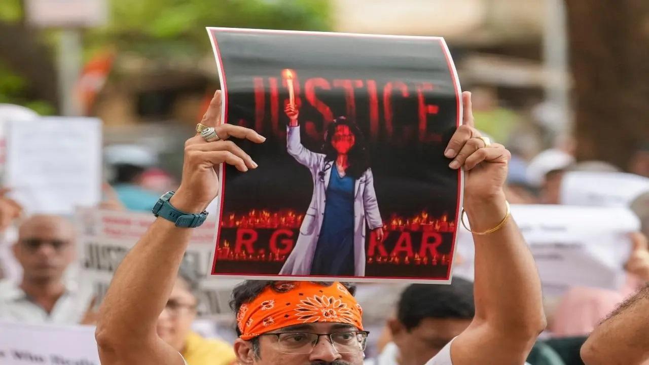 18 अगस्त को मुंबई में कोलकाता बलात्कार-हत्या मामले के खिलाफ स्थानीय लोगों ने विरोध प्रदर्शन किया. फोटो/पीटीआई