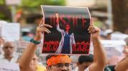 18 अगस्त को मुंबई में कोलकाता बलात्कार-हत्या मामले के खिलाफ स्थानीय लोगों ने विरोध प्रदर्शन किया. फोटो/पीटीआई