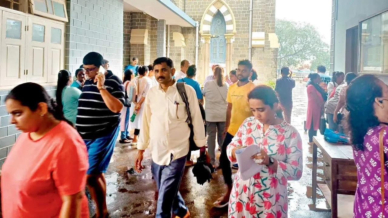 रविवार को बेसिलिका ऑफ आवर लेडी ऑफ द माउंट में प्रस्तावित किराया वृद्धि और टेंडरिंग प्रणाली के खिलाफ स्टॉल मालिकों ने विरोध प्रदर्शन किया.
