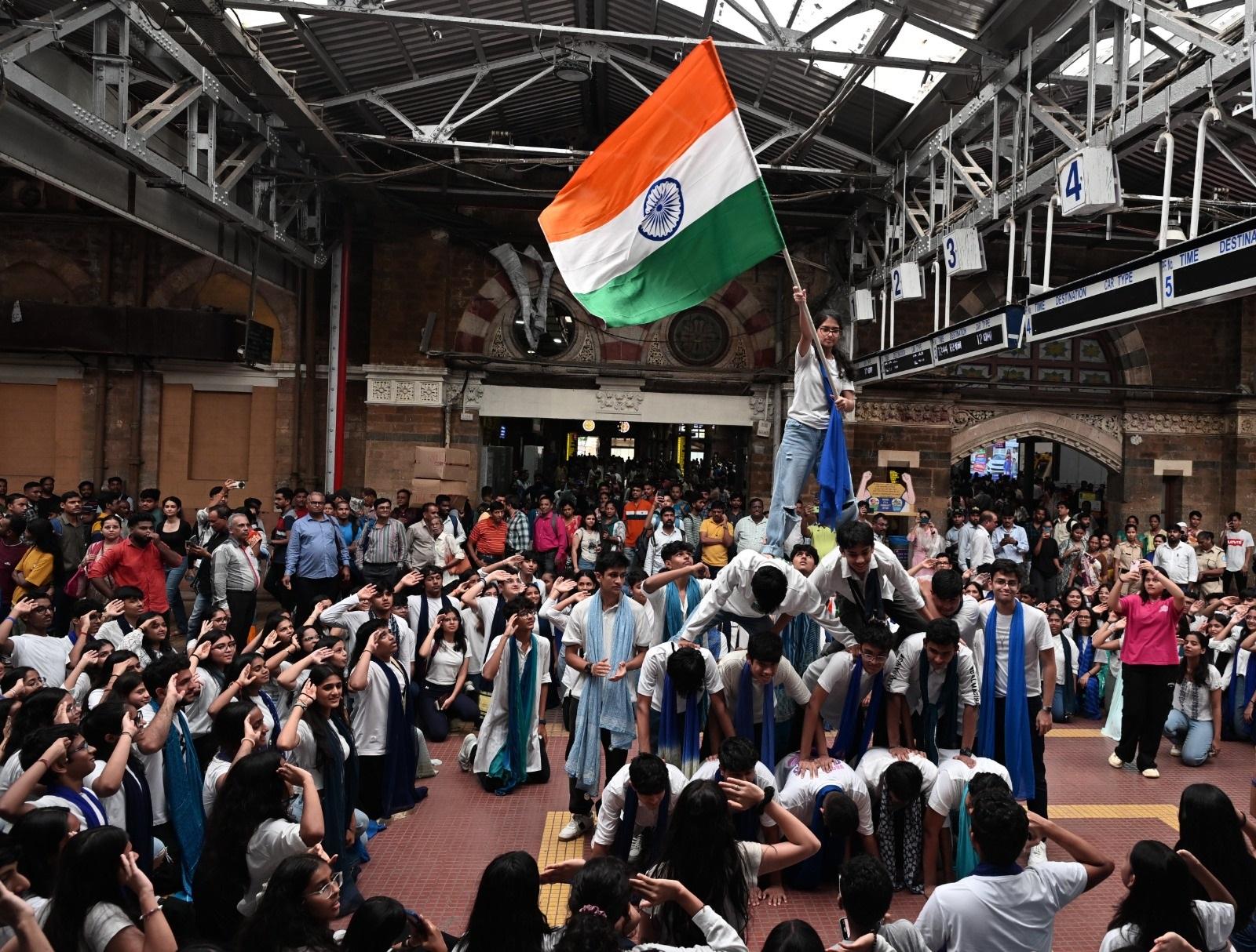 यात्रियों ने छात्रों के इस अद्वितीय प्रयास को सराहा और उनकी प्रतिभा और जोश को देखकर गर्व महसूस किया. 