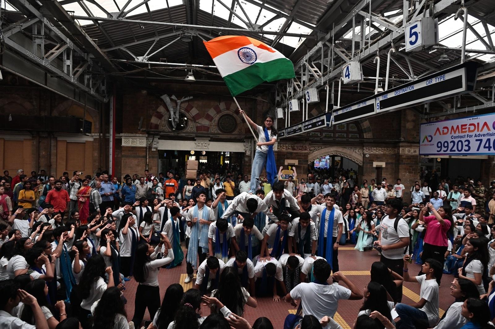 इस आयोजन में देशभक्ति गीतों की धुन पर थिरकते हुए छात्रों ने भारत के ध्वज के साथ विभिन्न सांस्कृतिक और ऐतिहासिक प्रतीकों को उकेरा, जिससे सीएसटी का माहौल पूरी तरह से देशभक्ति के रंग में रंग गया. 