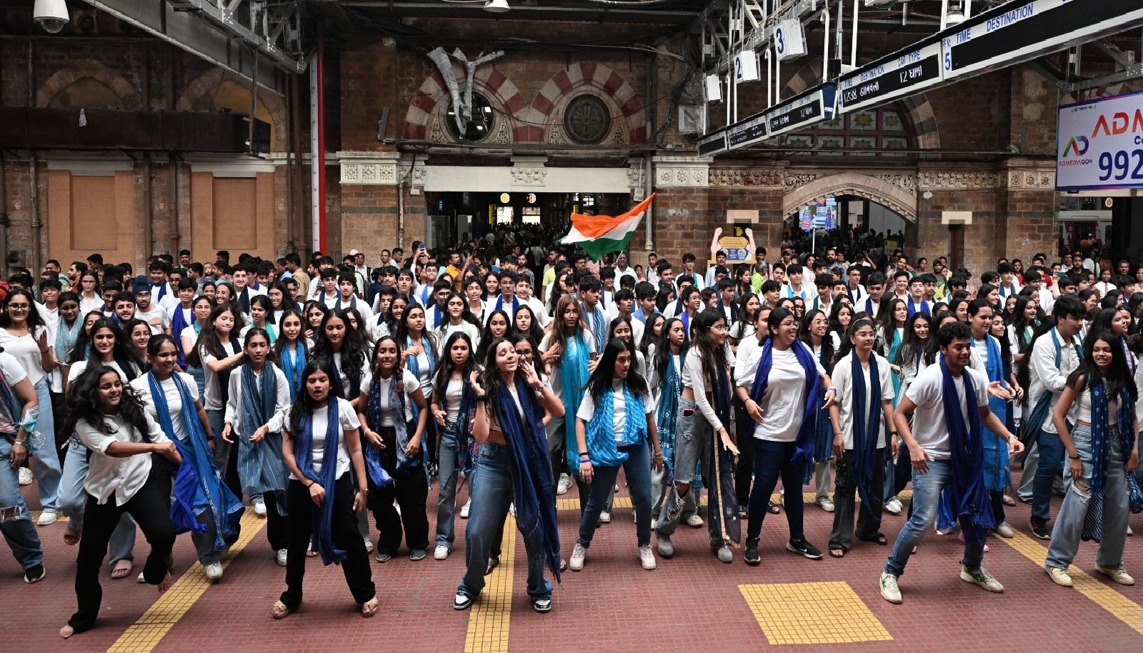 इस फ्लैश मॉब का उद्देश्य न केवल स्वतंत्रता दिवस का जश्न मनाना था, बल्कि मुंबई के लोगों के बीच राष्ट्रीय एकता और सामूहिकता की भावना को भी जागृत करना था. 