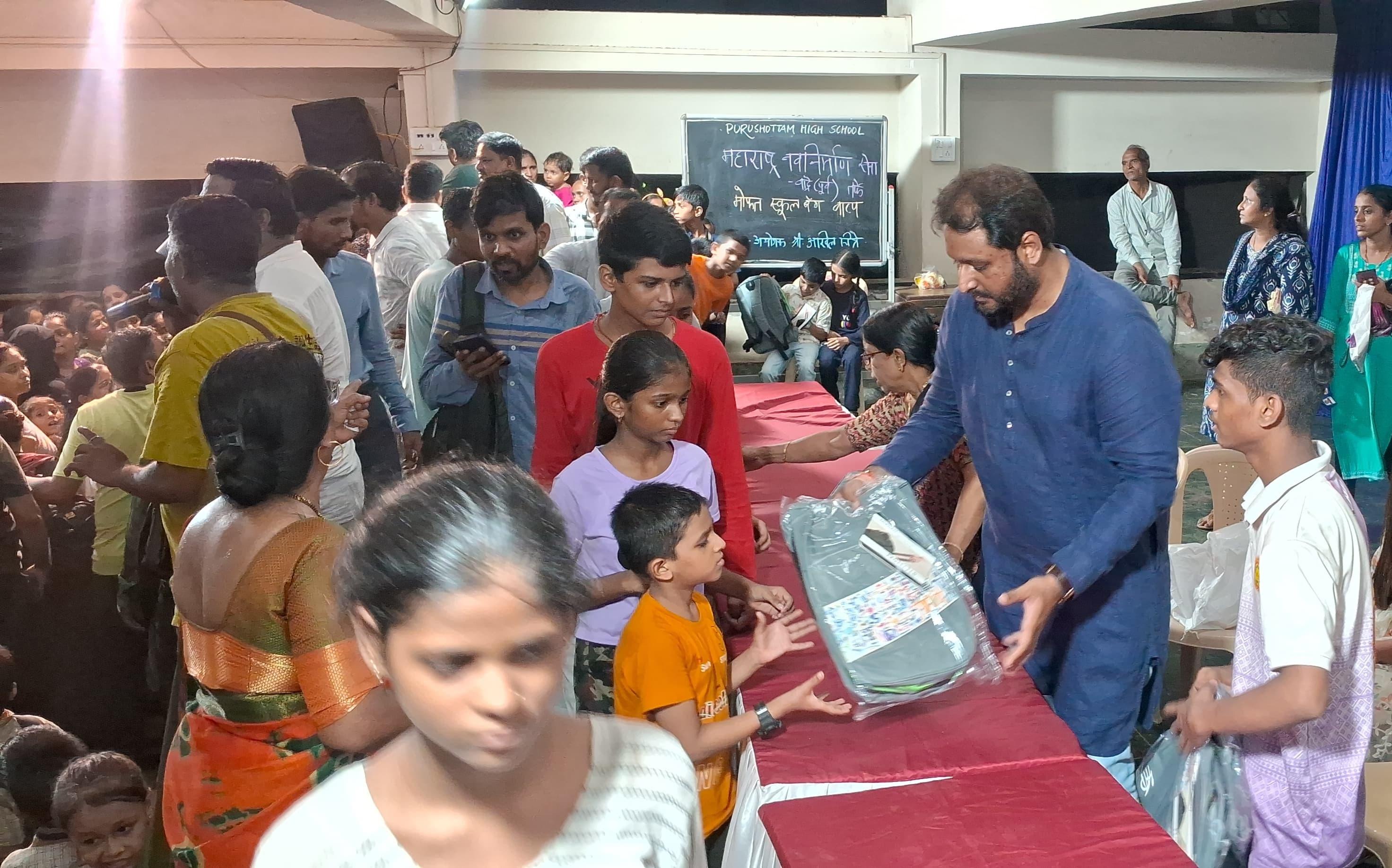 इस दौरान आयोजकों ने आश्वासन दिया है कि अगले कुछ दिनों में उन सभी को स्कूल बैग वितरित कर दिए जाएंगे. 