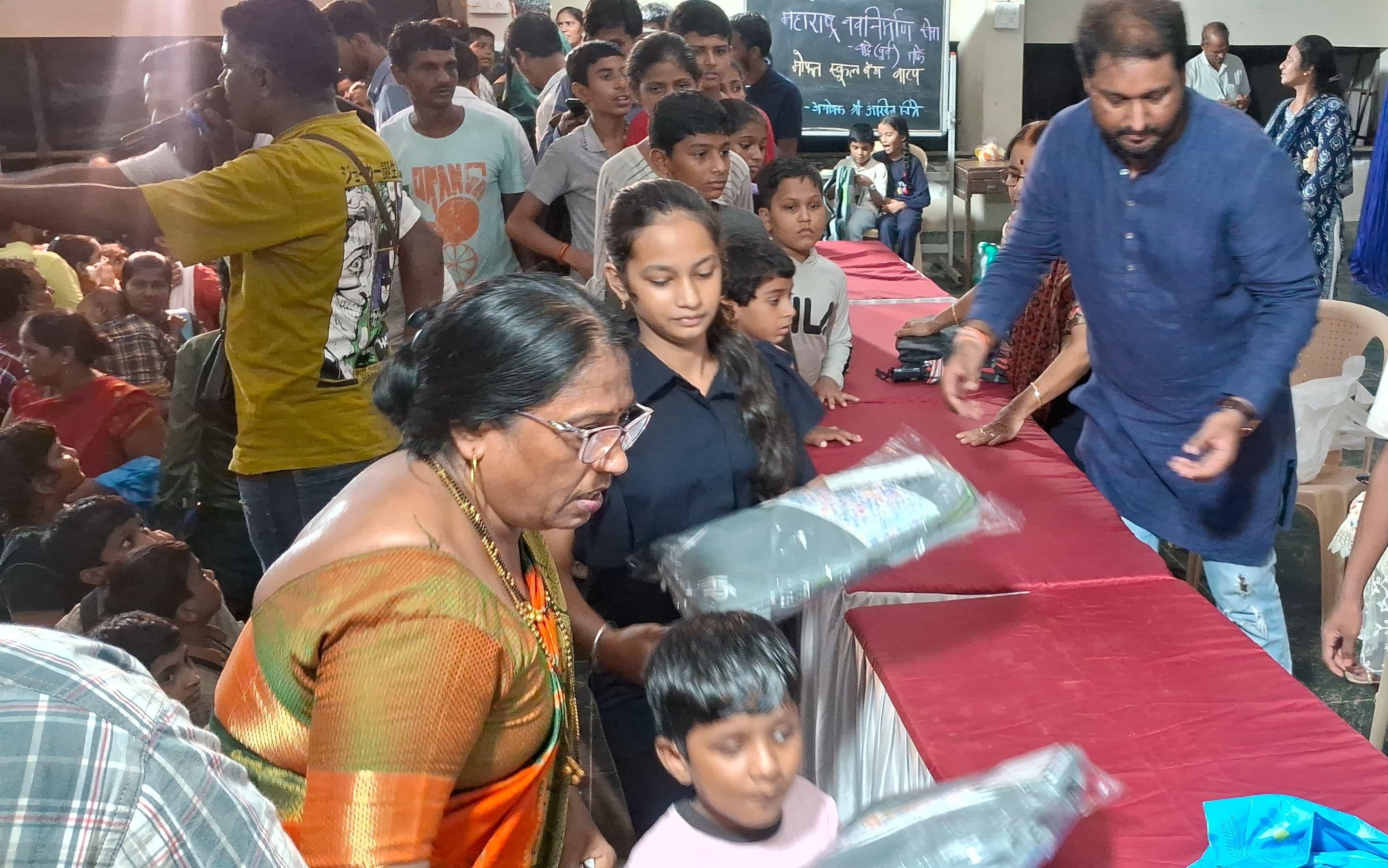 एमएनएस कार्यकर्ता `स्कूल बैग वितरित करते समय थक गए` थे, लेकिन पार्टी के नेता अविनाश अभ्यंकर के आग्रह से उनका मनोबल बढ़ा और उन्होंने कार्यक्रम को सफल बनाने में अहम भूमिका निभाई. 